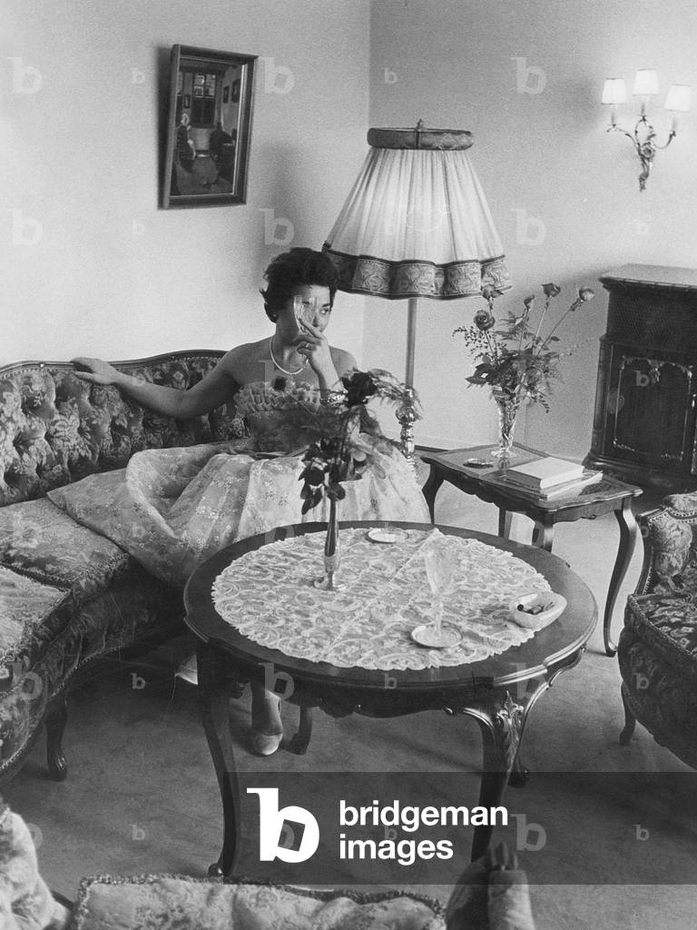 Living room, around 1960 (b/w photo)
