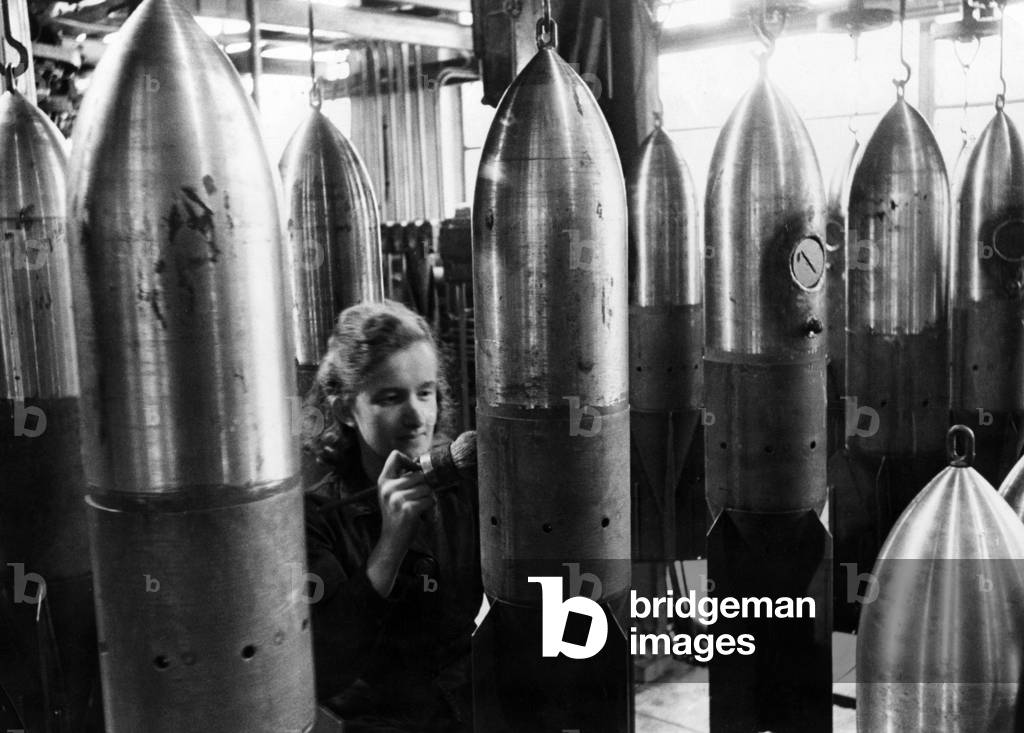Women in the arms industry, aerial bombs (b/w photo)