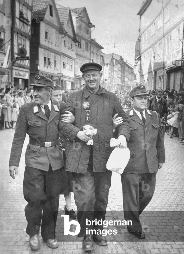 Late returnees in Eschwege, 1955 (b/w photo)