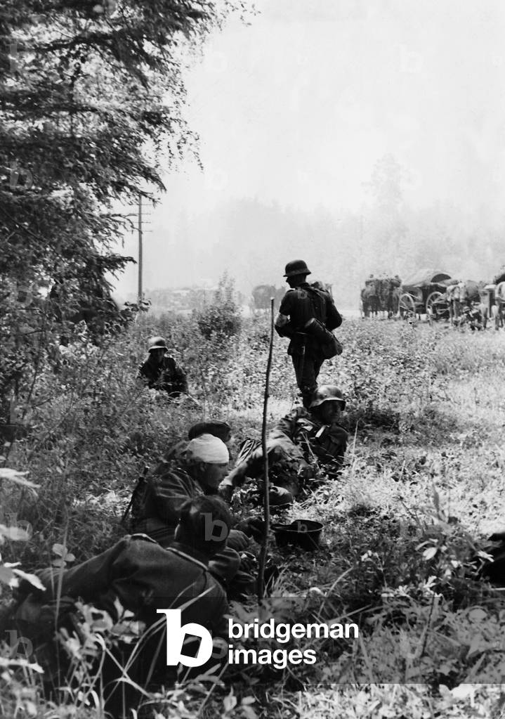 German soldiers at a halt at the Eastern Front, 1941 (b/w photo)