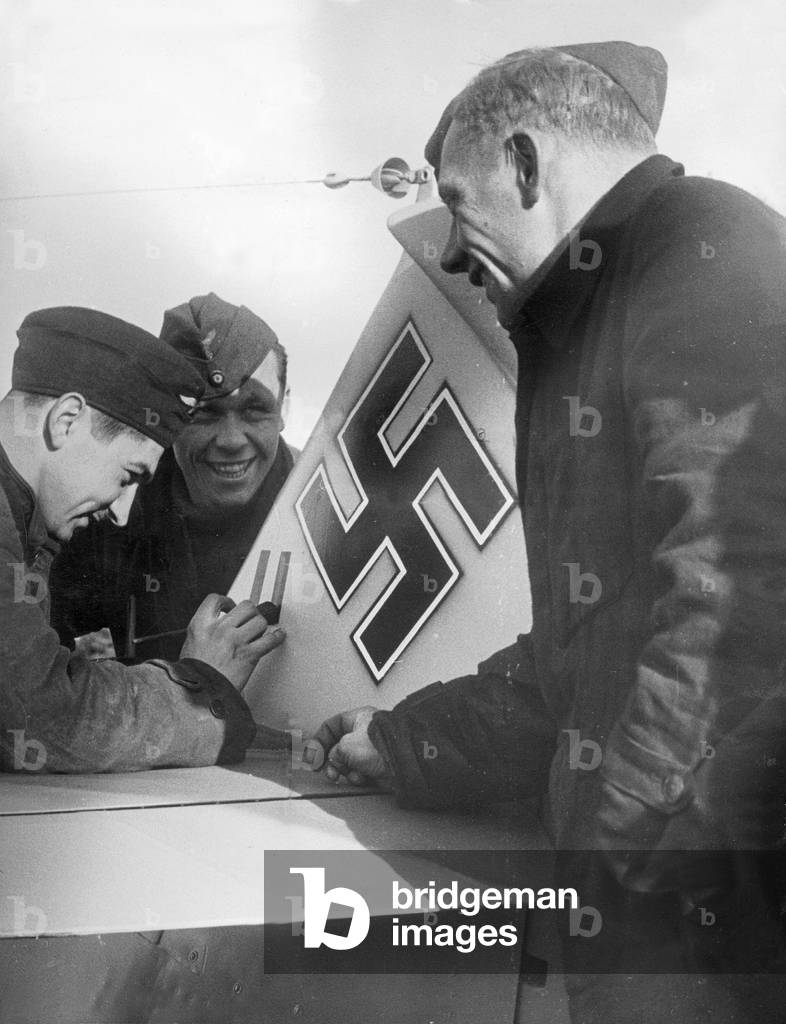 German pilots apply air victory marks, 1939 (b/w photo)