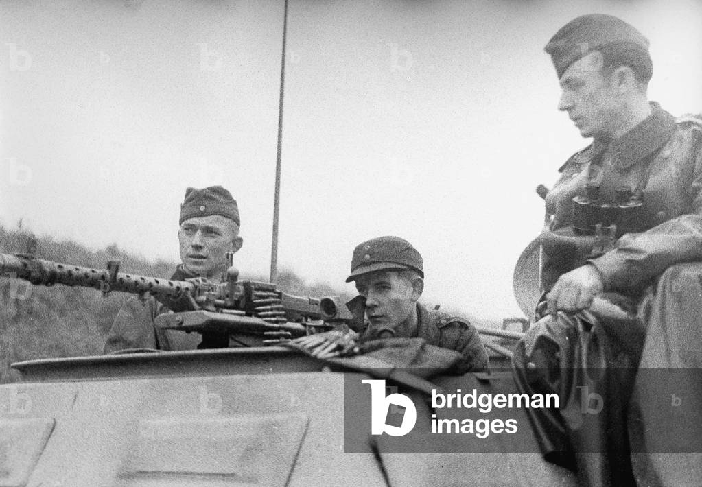 Training of officer candidates during the Second World War, 1943 (b/w photo)