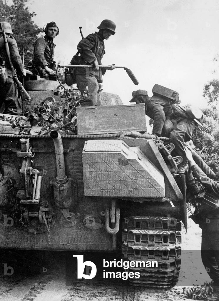 German pioneers with a tank V Panther, 1944 (b/w photo)