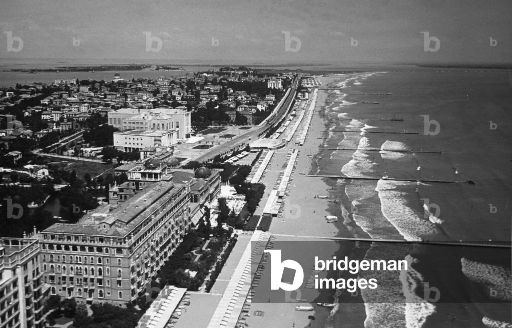 The Lido di Venezia (b/w photo)