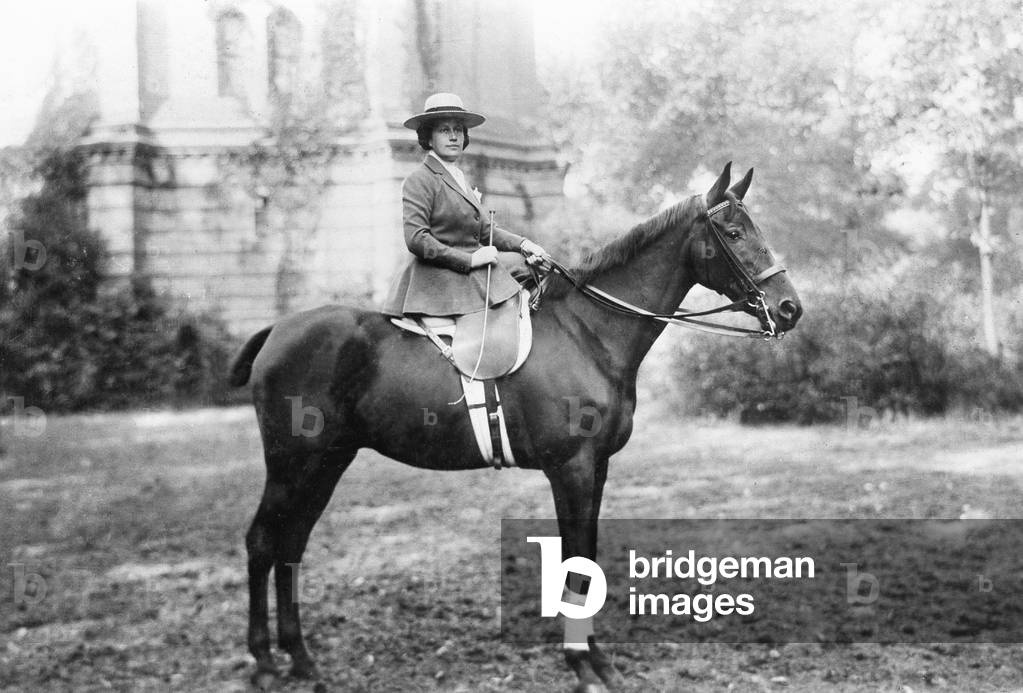 Lady in the side saddle, 912 (b/w photo)