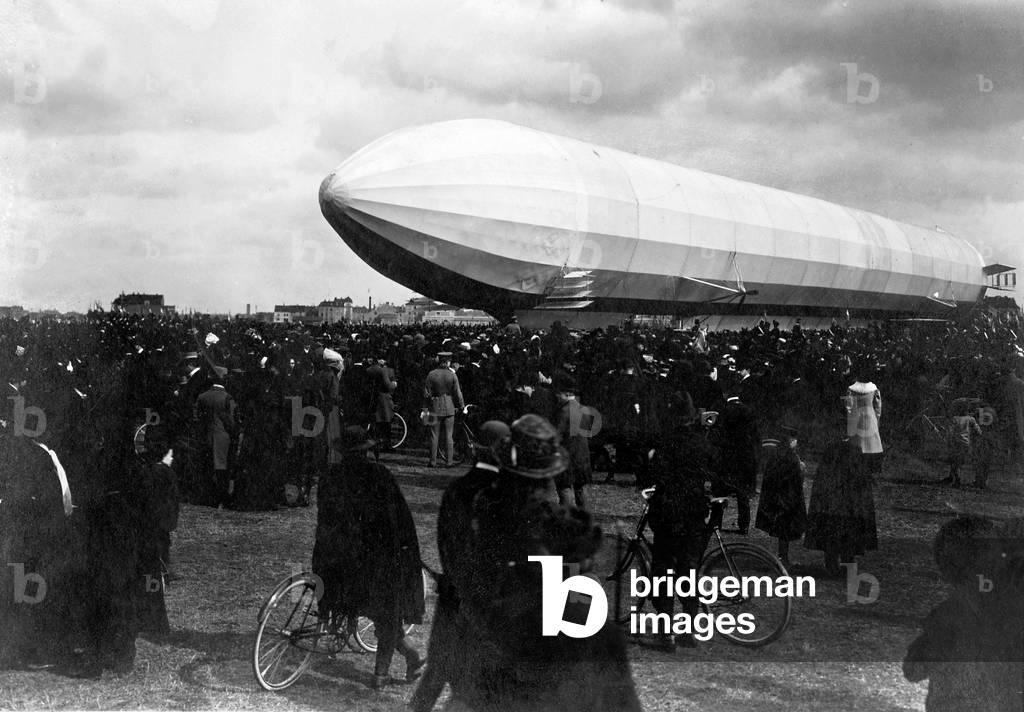 The Zeppelin airship 'LZ 3' before the departure, 1909 (b/w photo)