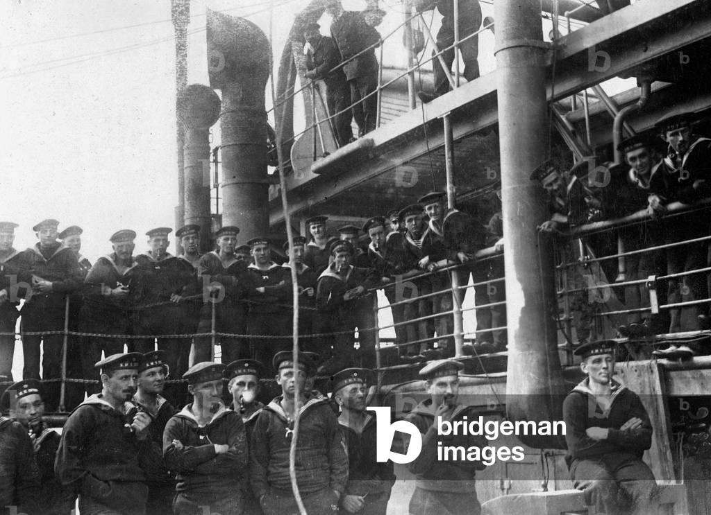 Sailors of the auxiliary cruiser 'Prinz Eitel Friedrich' (b/w photo)