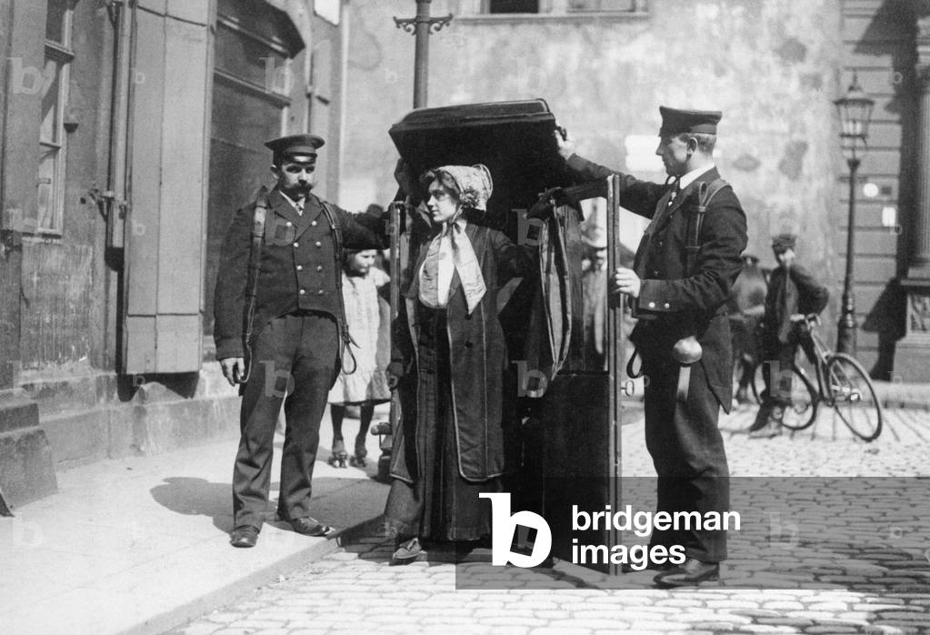 A lady gets out of a litter, late 19th century (b/w photo)