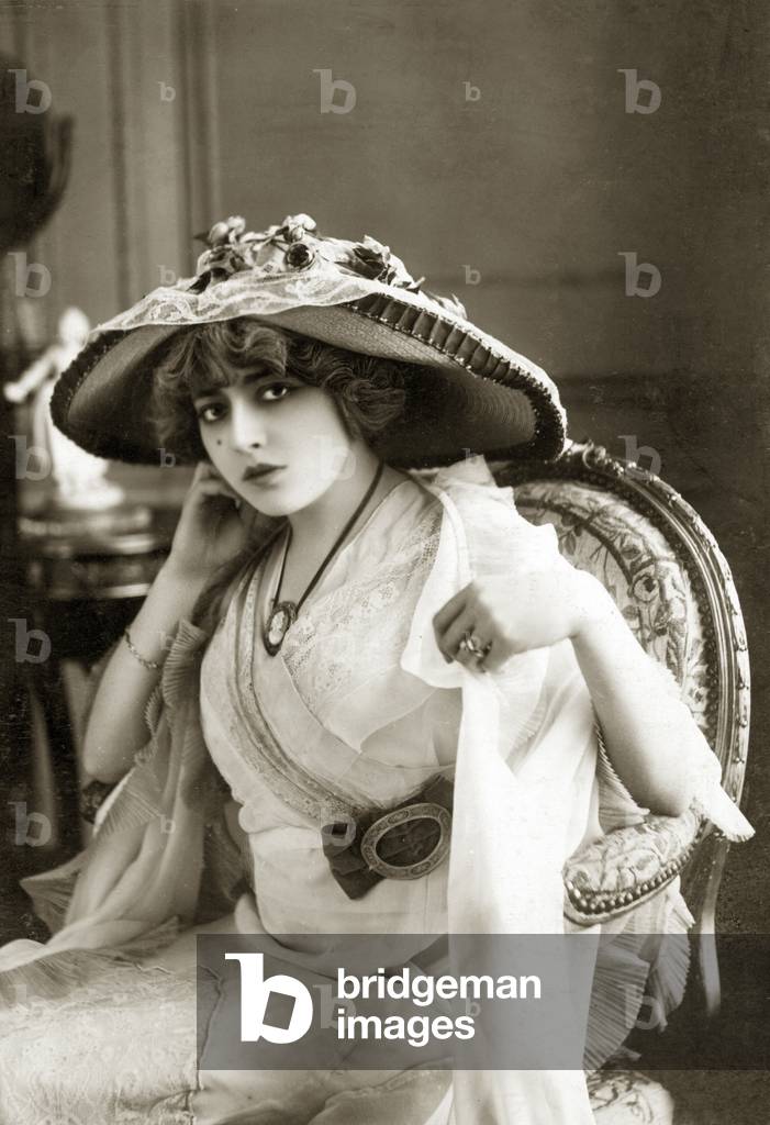 Hat fashions from 1911 (b/w photo)