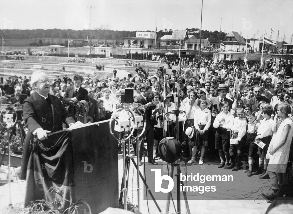 Gerhart Hauptmann as opening speaker at the Berlin summer review, 1932 (b/w photo)