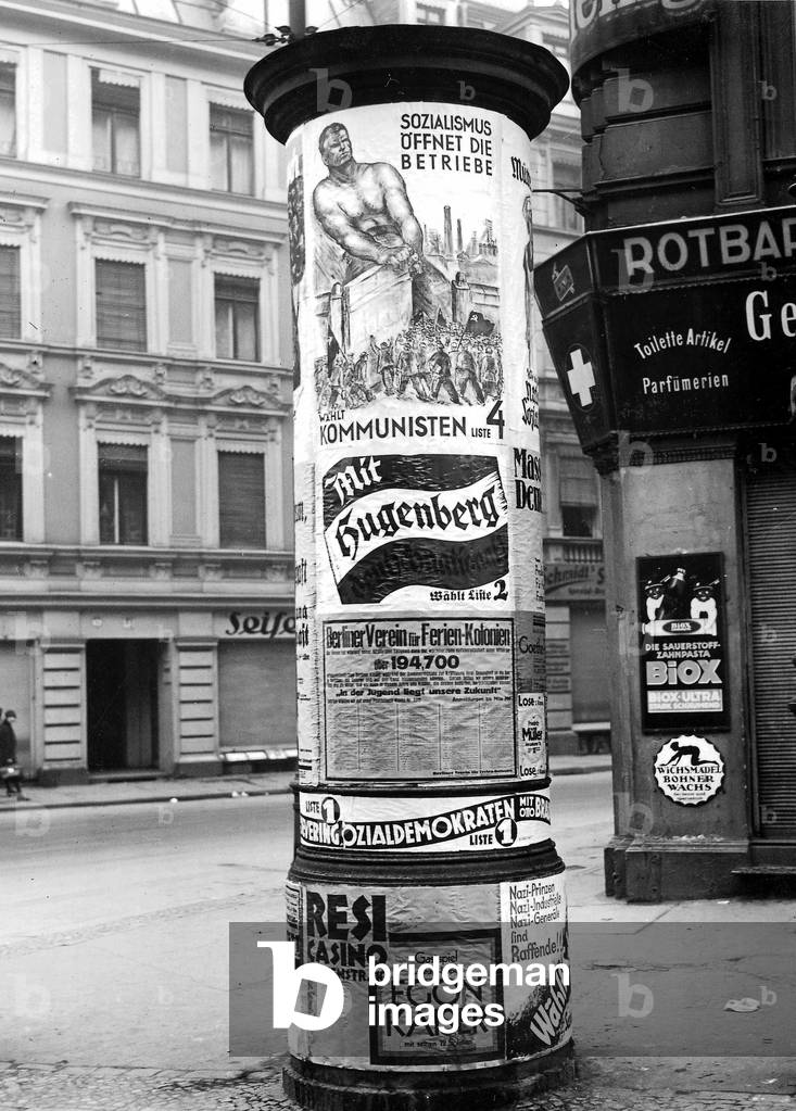 Advertising column with electoral advertisement in 1932 (b/w photo)