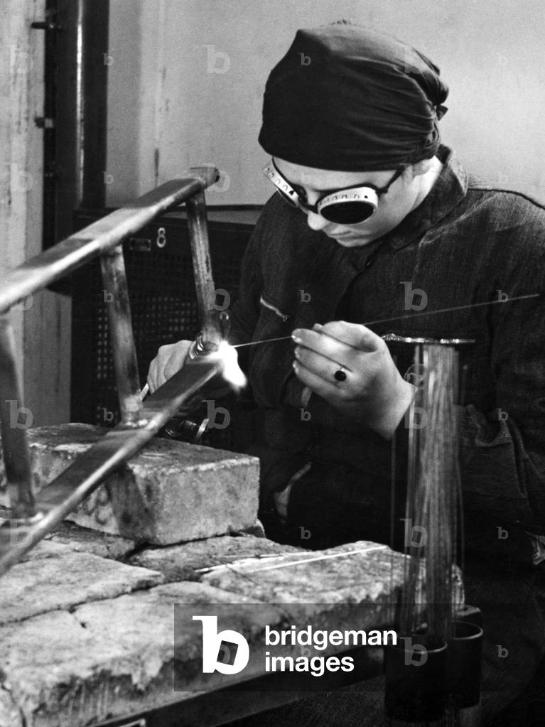 Women in the armaments industry, welder at Messerschmitt, 40s (b/w photo)