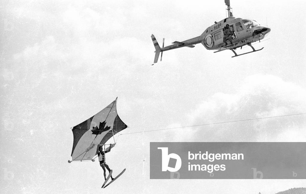 Udo Juergens hang gliding, 1971 (b/w photo)