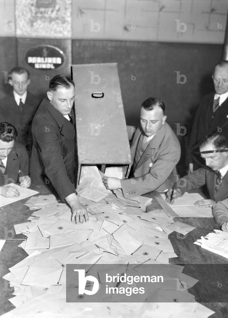 Clearance of a ballot box after election closure, 1932