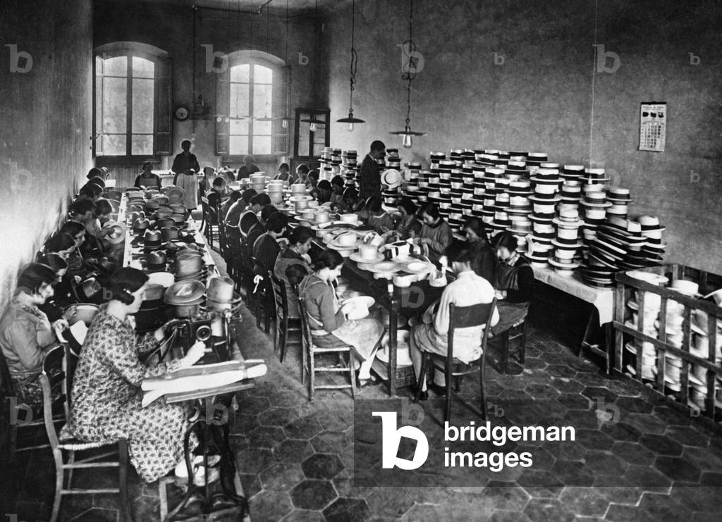 Production of hats, 1909 (b/w photo)