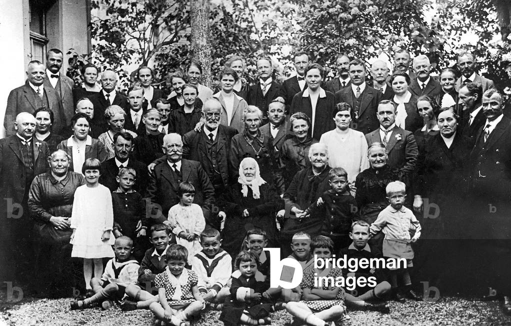 Extended family, 1933 (b/w photo)