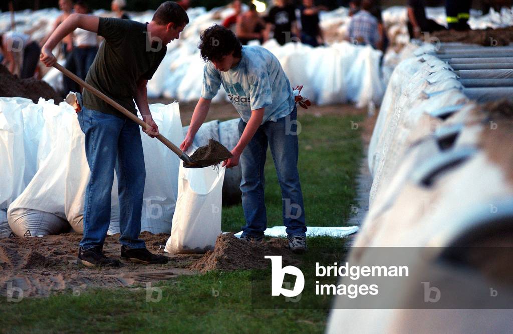 Volunteers fill sandbags in Magdeburg (photo)