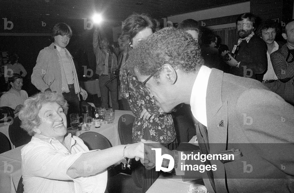 Sammy Davis Jr. during a press conference in Munich, 1978 (b/w photo)