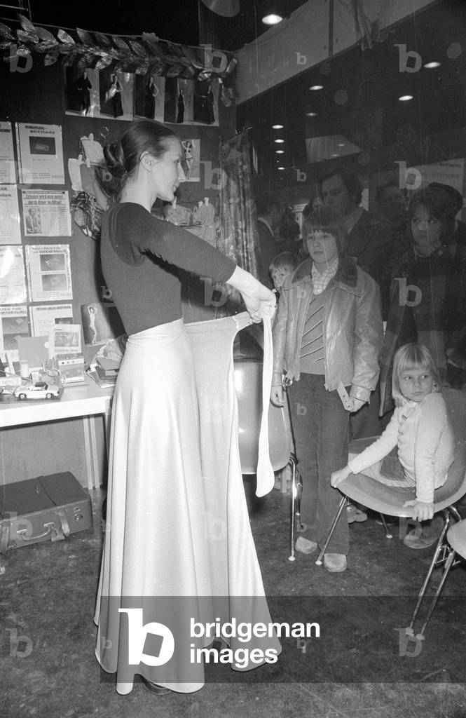 Erfinder- und Neuheiten-Ausstellung (Inventor and Novelty Exhibition) in Nuremberg, 1974 (b/w photo)