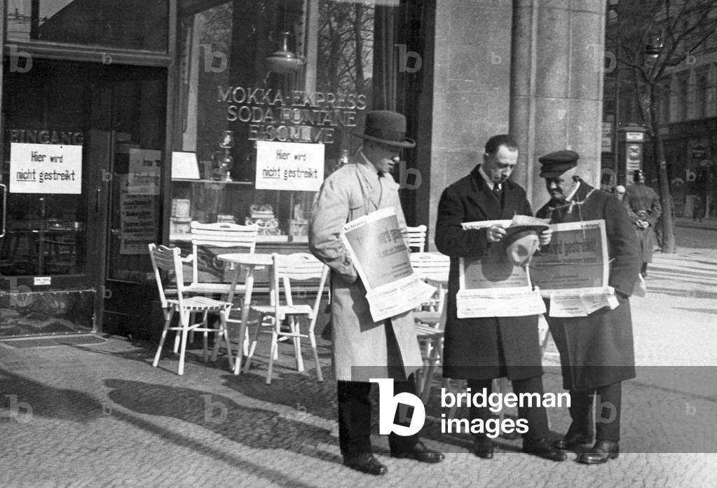 Pickets in front of the Berlin Cafe Express, 1929