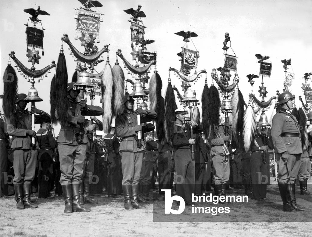 Rehearsals for a concert of the armed forces on the proving grounds at Doeberitz, 1937 (b/w photo)