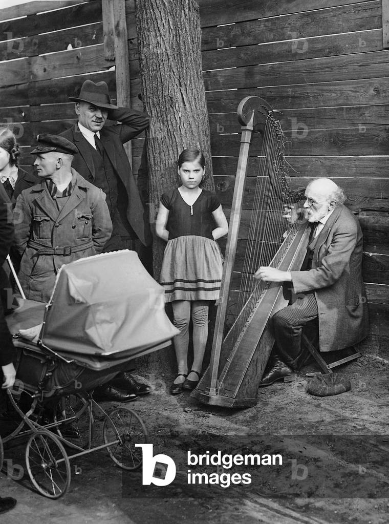 Girls and street musicians, 1930 (b/w photo)