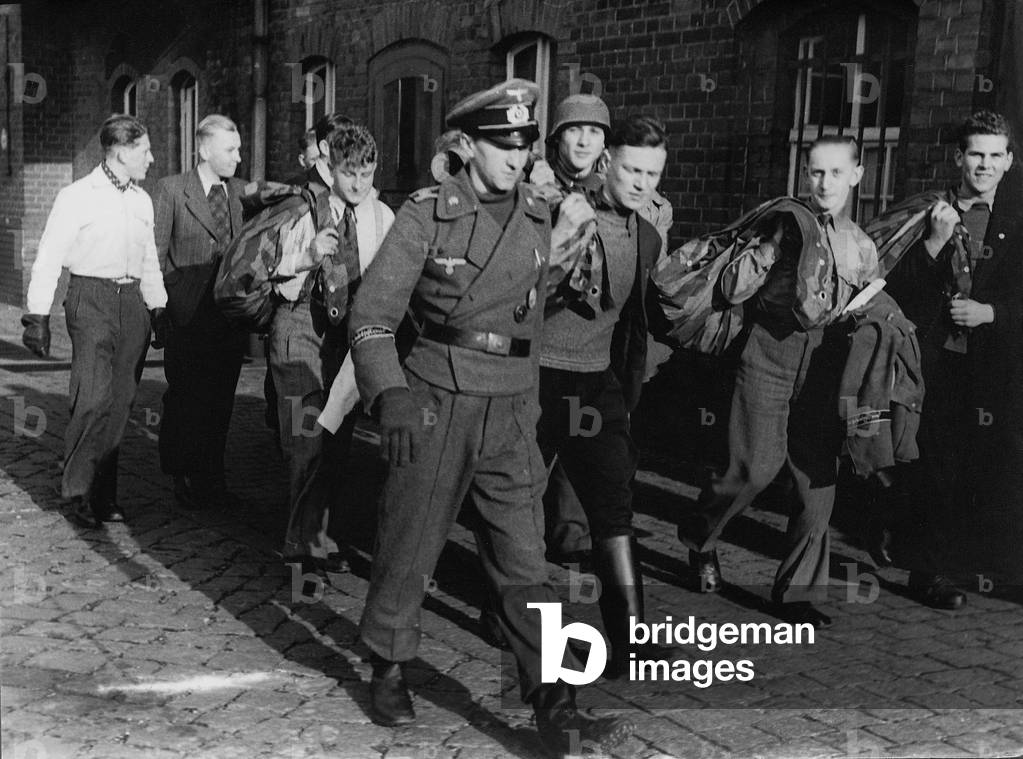 War volunteers, 1944 (b/w photo)