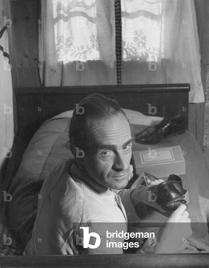 Man with broken shoe, 1950s (b/w photo)