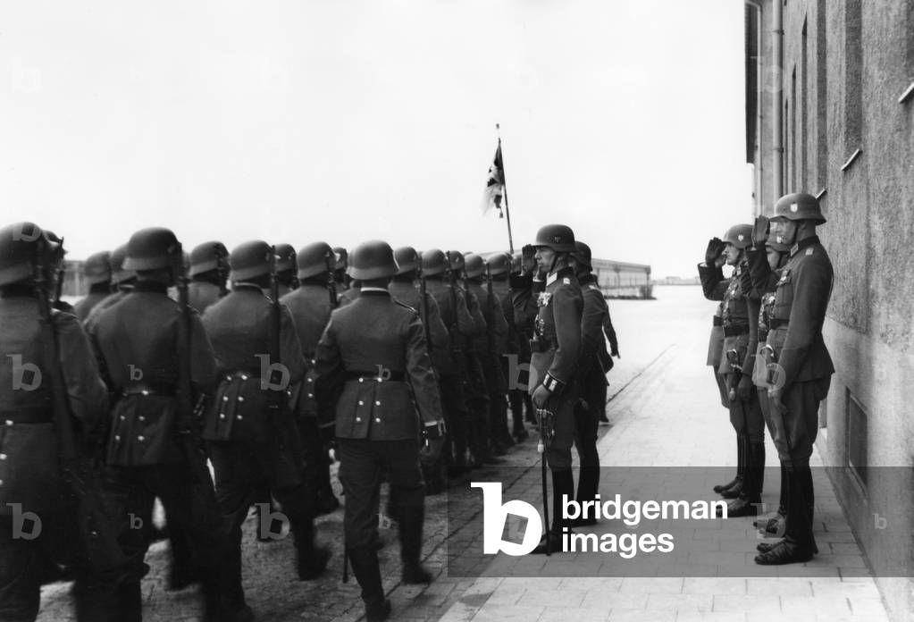 Soldiers of the Munich garrison on the Koenigsplatz, 1936 (b/w photo)