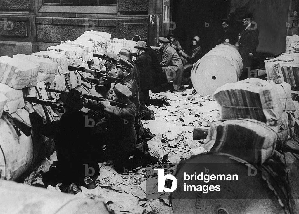 Spartacus barricade themselves in the Berlin newspaper quarter, 1919 (b/w photo)