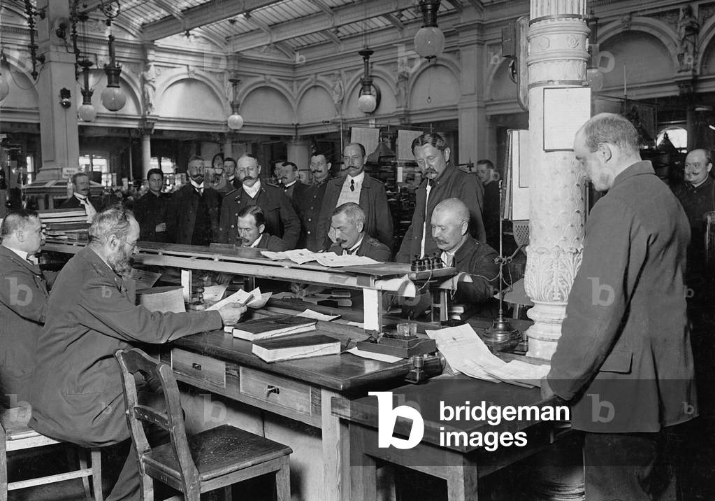 Conveyor belt in the telegraph office in Berlin, 1909 (b/w photo)