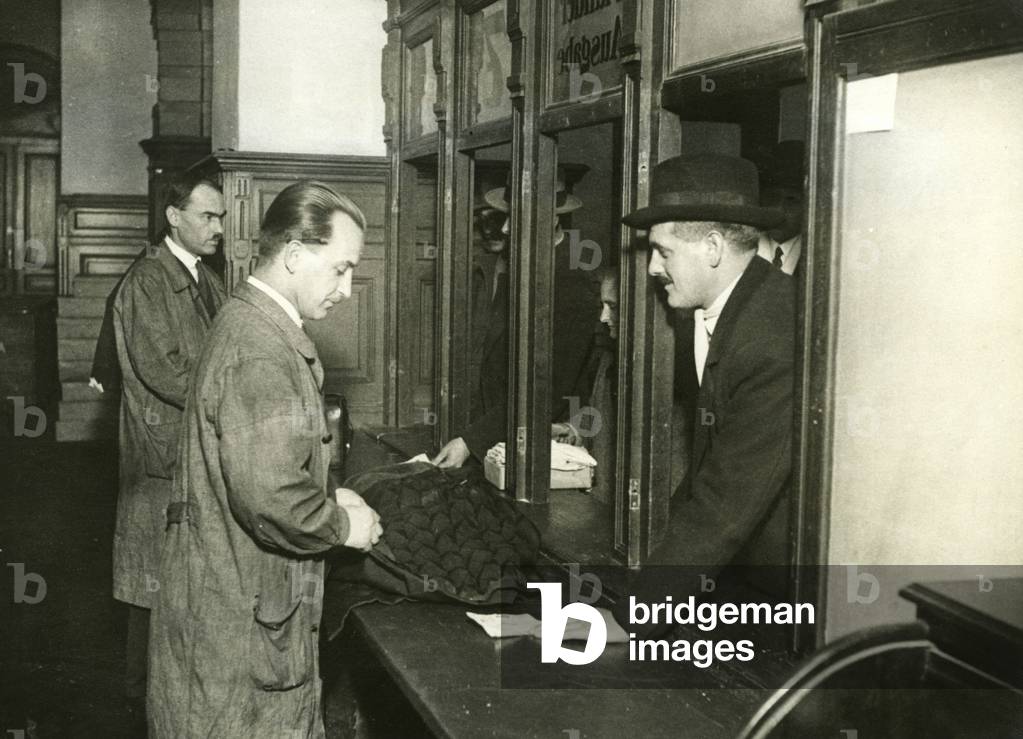 Customers at the pawnshop in Berlin, 1932