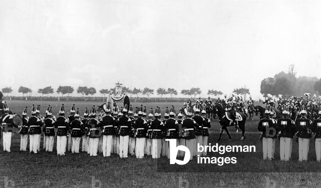 Berlin autumn parade, around 1910 (b/w photo)
