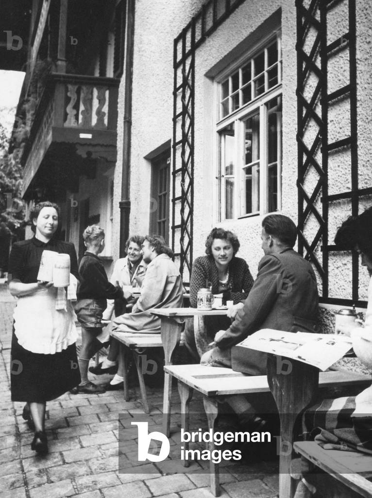 Tavern 'Hinterbrühl' close to Munich, 1953 (b/w photo)