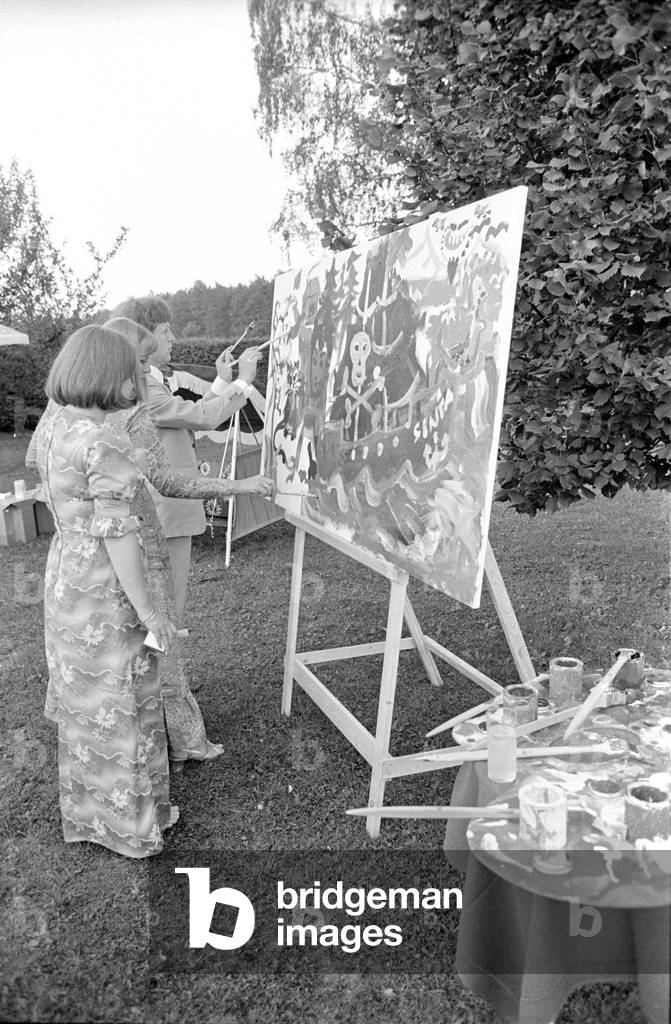 Garden party in Bad Tölz, 1971 (b/w photo)