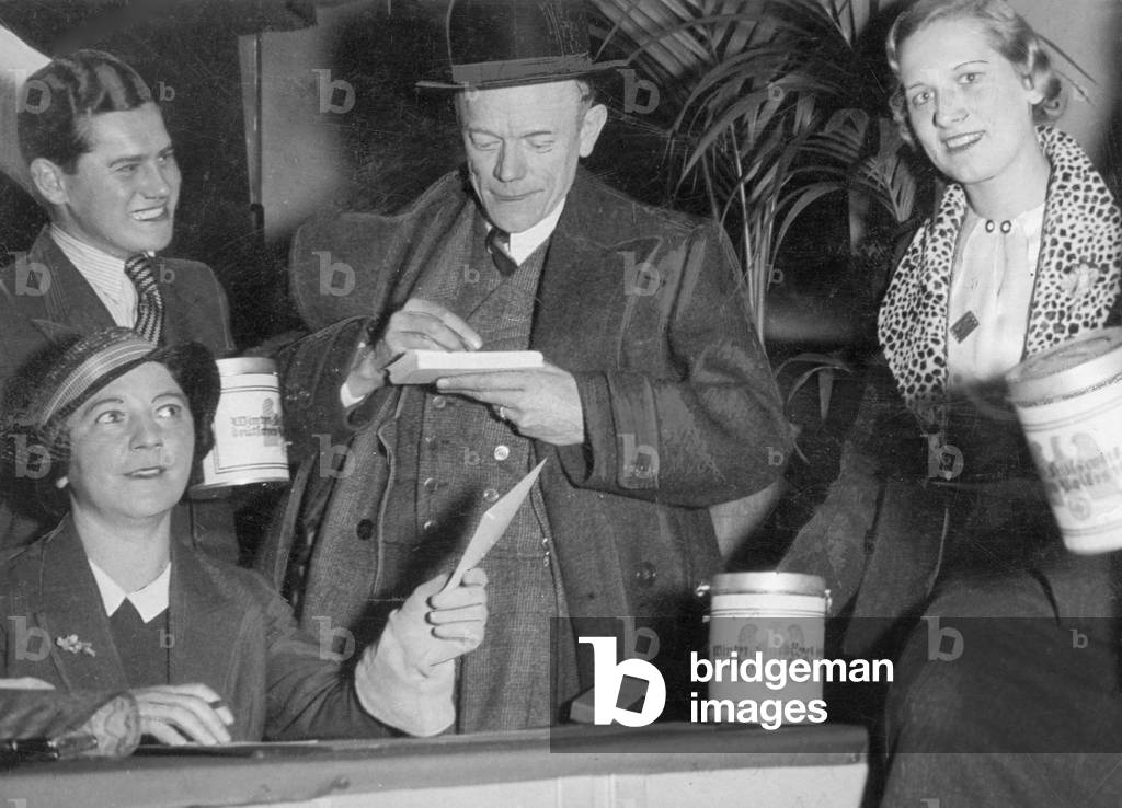 Karl Valentin and Liesl Karlstadt write autographs (b/w photo)