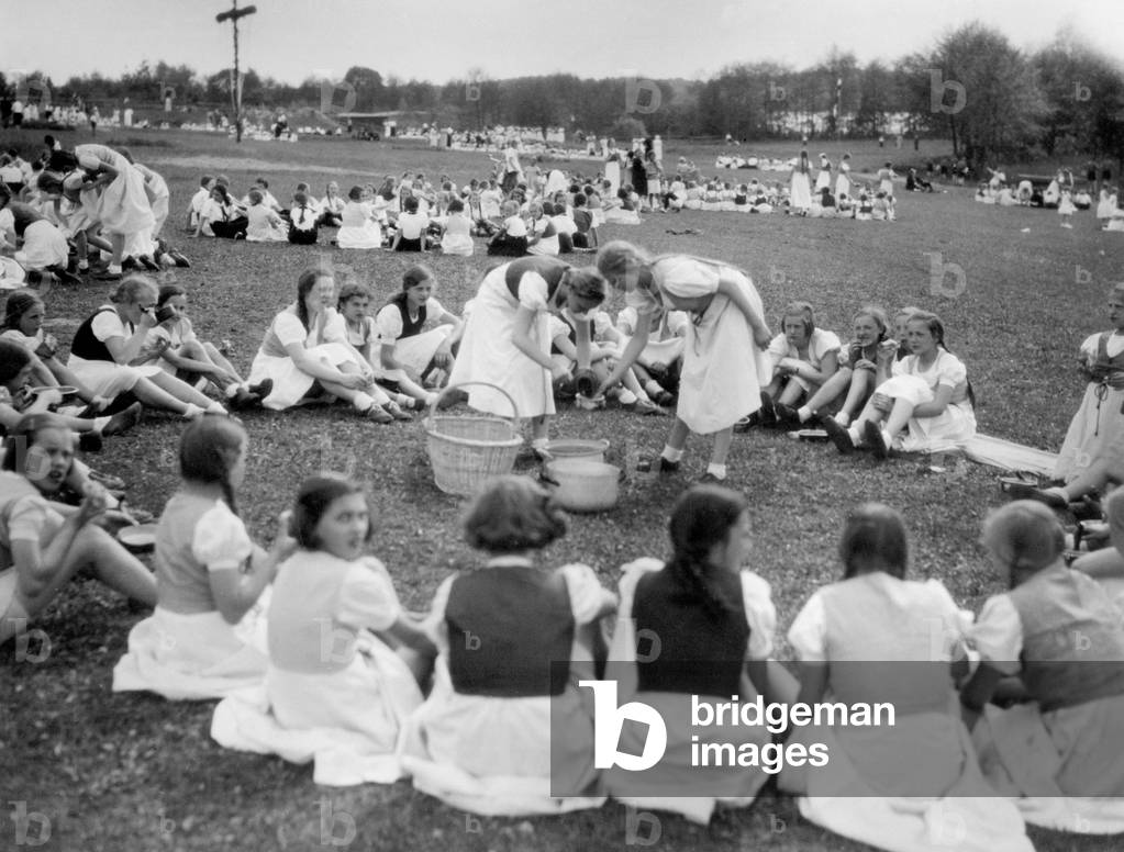 German Jungmaedel (Young Girls) in the Pentecostal camp, 1937 (b/w photo)