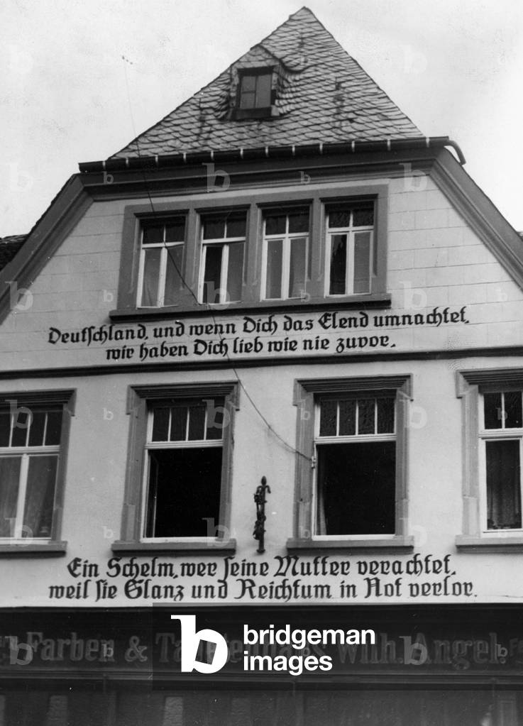 House with inscriptions in St. Wendel, 1933/35 (b/w photo)