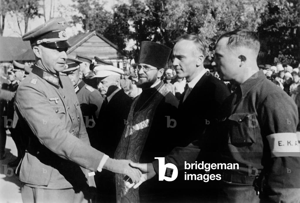 German officer with local allies on the Eastern Front, 1942 (b/w photo)