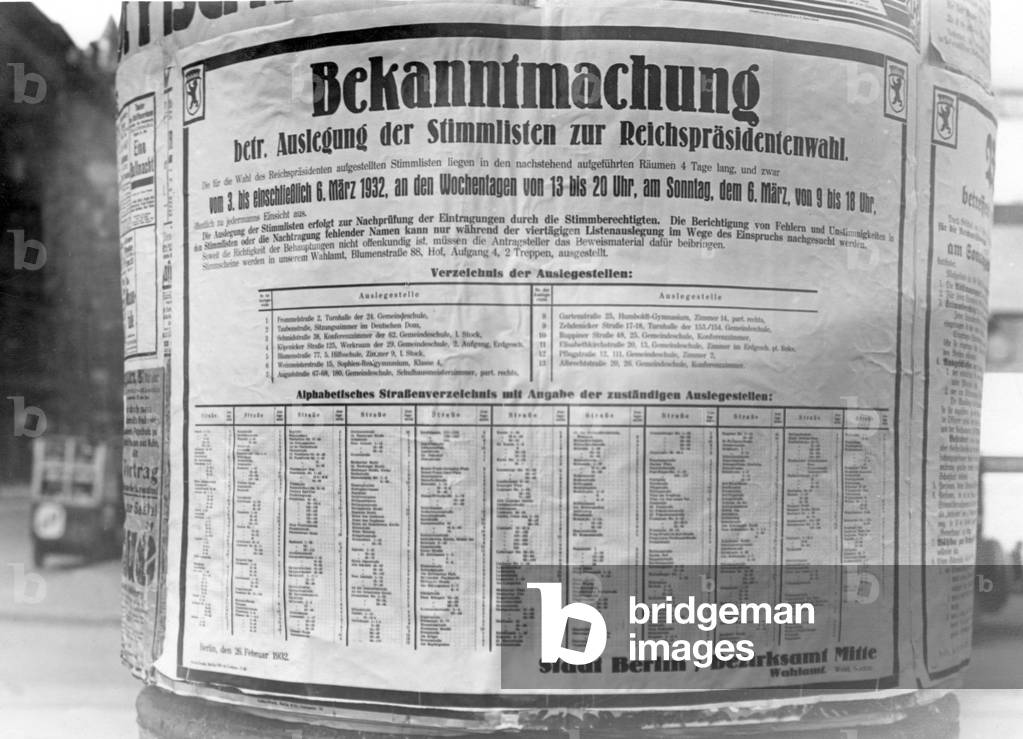 Announcement on the layout of the voting lists for the Reich presidential election, 1932 (b/w photo)
