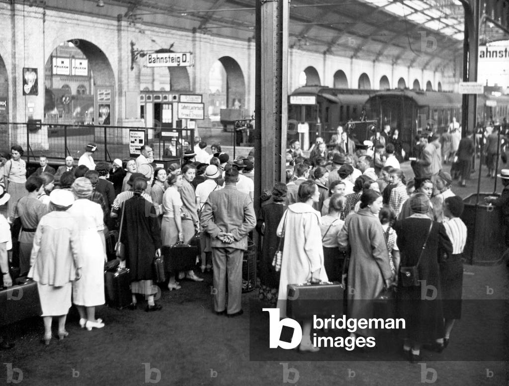 Travelers at Stettiner train station in Berlin, 1937 (b/w photo)
