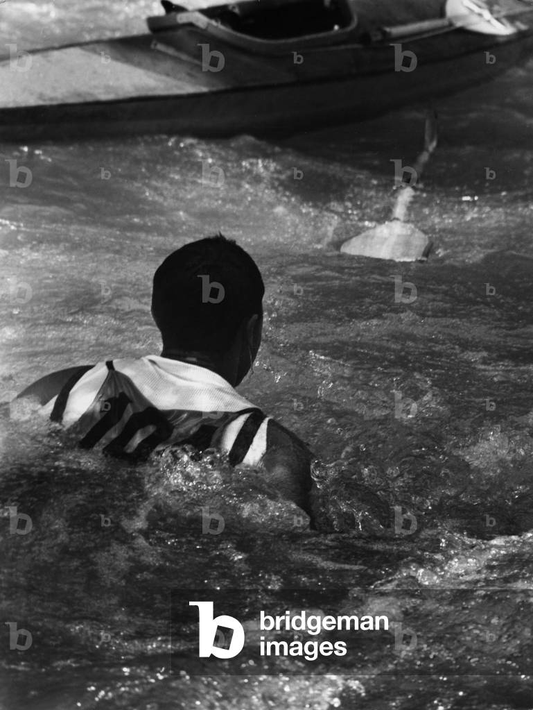 A kayaker in Augsburg (b/w photo)