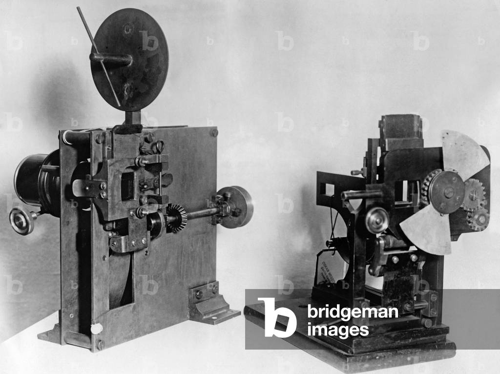 This recording shows two film screening machines, on the left a French film screening machine, which was not able to show a film and on the right the improved apparatus of the film pioneer Oskar Messter. Messter donated both pieces to the historical film collection of the German Museum in Munich, 1895 (b/w photo)