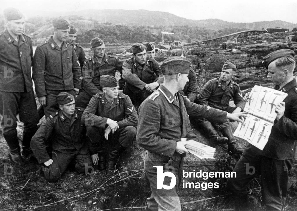 German anti-aircraft soldiers during training, 1940 (b/w photo)