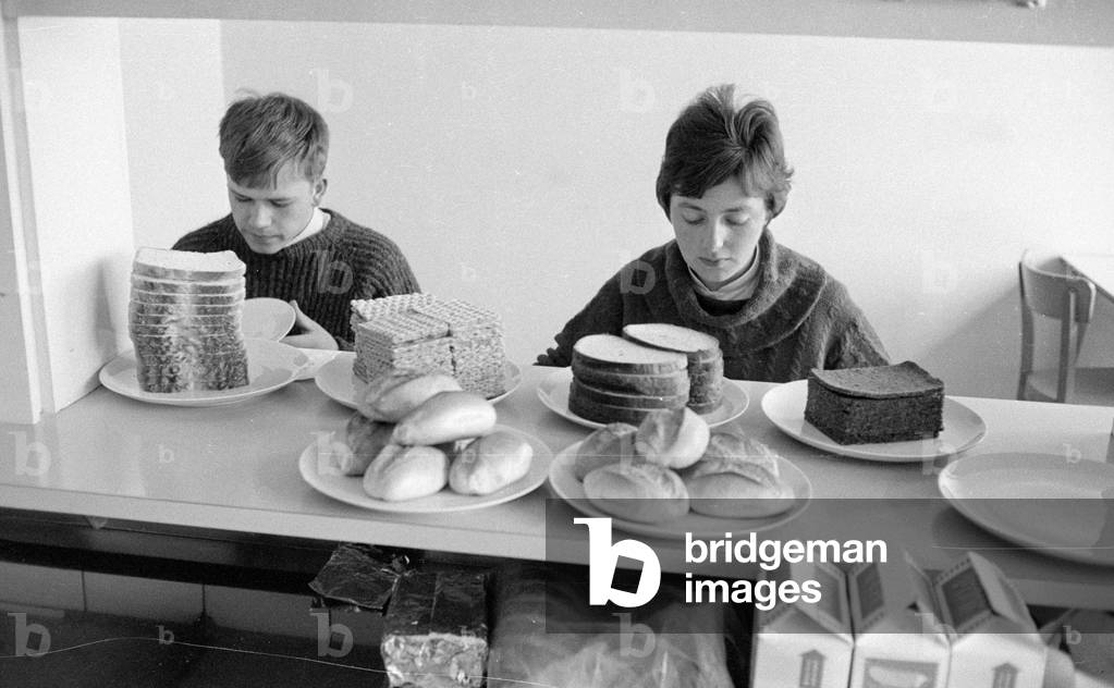 Breads compared in the physiology of nutrition at the Max Planck Institute in Dortmund, 1960 (b/w photo)