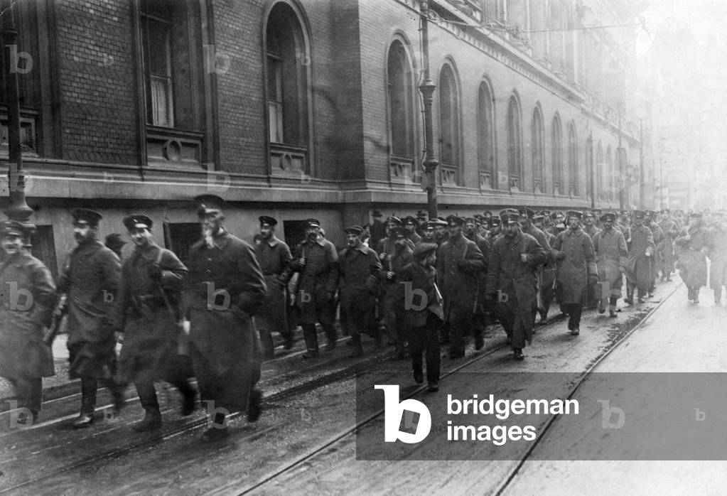 Soldiers in front of the Reichsbank building, 1918