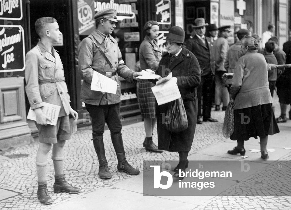 Members of the Bismarck Youth during the distribution of electoral advertisement, 1932 (b/w photo)