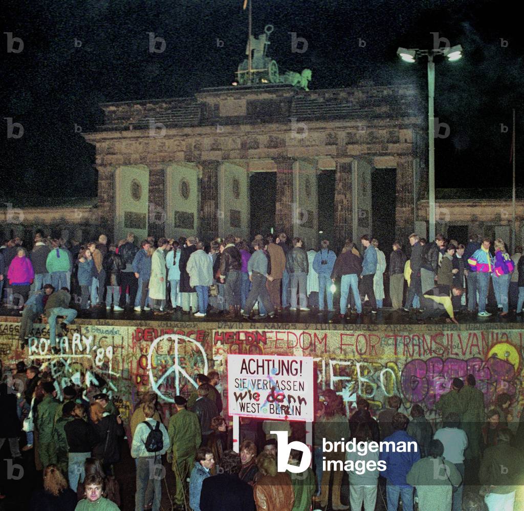 Eastern Block: The wall is tumbling down, 9th November 1989 (photo)