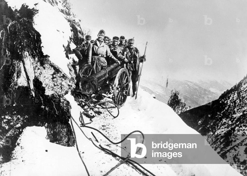 Austrian soldiers with a mountain gun, 1916 (b/w photo)