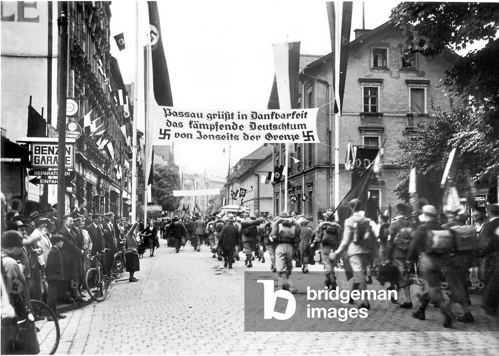 Streets in Passau at the beginning of the VDA conference, 1933 (b/w photo)
